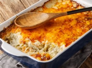Receita de arroz de forno cremoso prático com linguiça e legumes