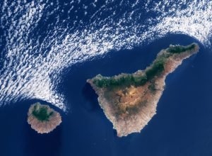 Terra vista do espaço: padrões de nuvens sobre as Ilhas Canárias