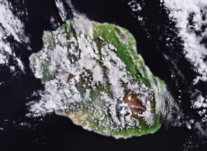 Terra vista do espaço: fluxo de lava na Ilha da Reunião