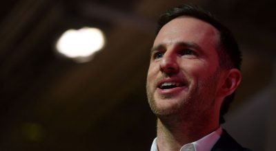 O que é aquele misterioso dispositivo metálico que o diretor de design dos EUA, Joe Gebbia, está usando?