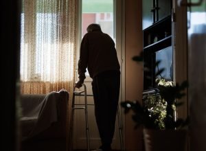 Há novas evidências de como a solidão afeta a memória na velhice