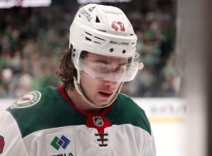 A estrela selvagem Quinn Hughes perde o segundo treino consecutivo na véspera dos playoffs da NHL