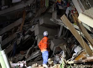 Milhares de pessoas temem morrer depois que a Venezuela foi atingida pelo terremoto mais forte em mais de 125 anos