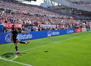 Como os jogadores de futebol podem desviar seus chutes no ar?