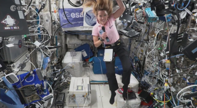 Chamada durante o voo com a astronauta da ESA Sophie Adenot