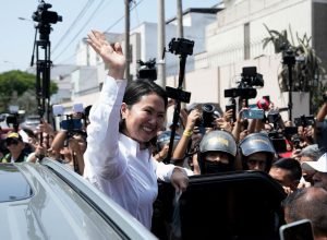 conservadores Keiko Fujimori e López Aliaga lideram apuração