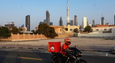 Ataques com mísseis estão dominando o Golfo. Os motoristas de entrega ainda estão nas estradas