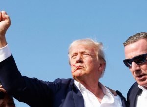 Não há evidências de que as tentativas de assassinato de Trump tenham sido encenadas. As pessoas ainda acreditam que eram
