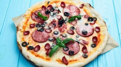 Pizza de calabresa de liquidificador simples com cebola e muçarela