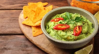 Receita de guacamole e nachos super saborosa para petiscar