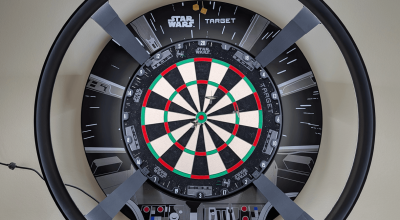 O sistema de pontuação automática Target Darts Omni atinge o alvo