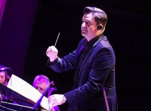 O compositor de 'quarta-feira', Chris Bacon, sobre o conselho de Tim Burton para pontuação