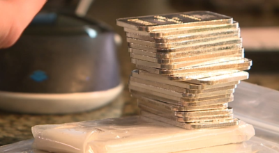 Atacadistas locais sobrecarregados com ouro e prata