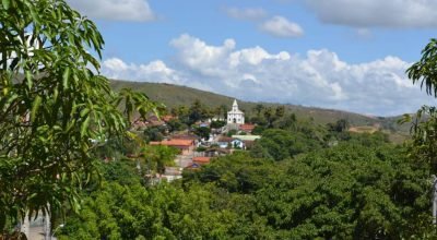 A menor cidade do Brasil ganha sistema elétrico “antiapagão” com energia solar e baterias
