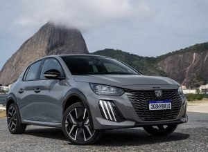 Dona da Fiat, Jeep e Peugeot anuncia recall de 700 mil carros híbridos por risco de incêndio