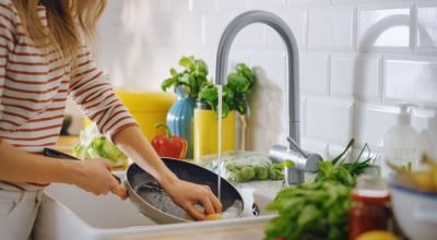 5 hábitos na pia da cozinha que prejudicam a higiene do ambiente