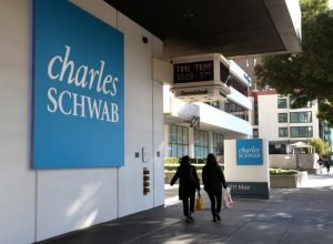 Schwab planeja lançamento de negociação spot de criptografia no primeiro semestre de 2026, começando com BTC, ETH