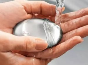 Adeus cheiro de alho e cebola nas mãos! O truque com inox que elimina odores