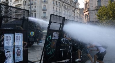 Policiais e manifestantes entram em confronto na Argentina enquanto Congresso discute reforma trabalhista