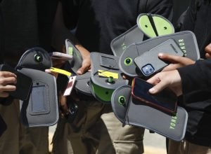 Empresas nos EUA lacram celulares de funcionários para evitar distrações; isso é possível no Brasil?