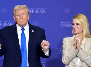 Como Pam Bondi perdeu o emprego