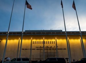 Kennedy Center enfrentando dificuldades financeiras, escolhas difíceis – e um juiz que quer que ele permaneça aberto