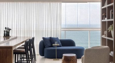 Apartamento à beira-mar destaca verde oliva e texturas naturais 