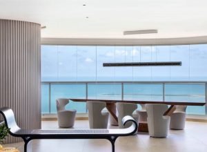 Apartamento amplo de 608 m² tem pilar revestido com MDF tridimensional