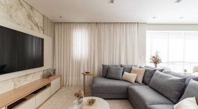 Apartamento clássico de 150 m² tem cozinha provençal e painel de porcelanato na sala