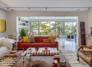 Apartamento colorido tem canteiro no banheiro!