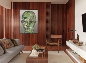 Apartamento com decoração jungle tem um quarto verde militar e outro terracota