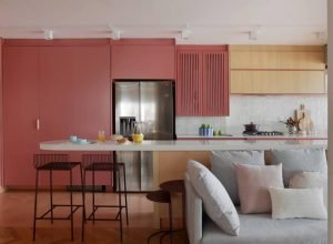 Apartamento de 68 m² tem boas ideias de marcenaria, muito rosa e cantinho de yoga