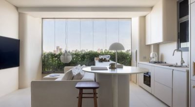 Apartamento de 85 m² em estilo minimalista tem linhas curvas e superfícies em pedra