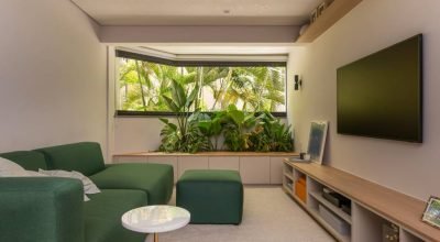 Apartamento de 90 m² tem jardineira cheia de plantas no lugar da varanda