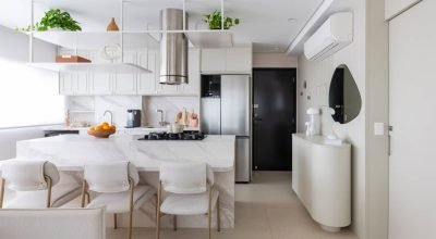 Apartamento delicado de 60 m² tem cozinha americana com armários em estilo provençal