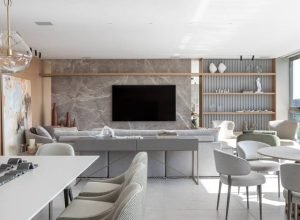 Apartamento elegante em tons de cinza e off-white tem amplo louceiro personalizado