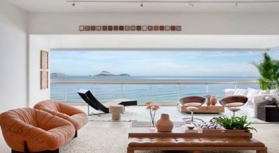Apartamento em Ipanema com vista para o mar tem decoração que traduz a leveza praiana