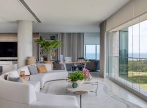 Apartamento grande tem projeto pensado para valorizar a vista