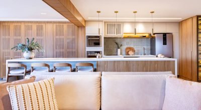 Apartamento integrado tem revestimento de madeira freijó e ladrilho verde na cozinha