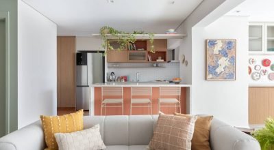 Apartamento leve e descontraído tem toques rosados no ladrilho e ilha da cozinha