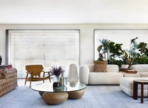 Apartamento linear de 310 m² tem atmosfera minimalista e serena