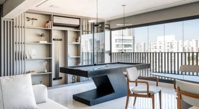 Apartamento sóbrio no Tatuapé tem living com vista para a cidade e mesa de sinuca