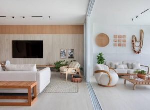 Apartamento tem bancada de cocção com mesa de madeira maciça rústica acoplada