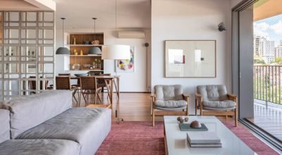 Apartamento tem elemento vazado em concreto como divisória e cozinha em laca verde