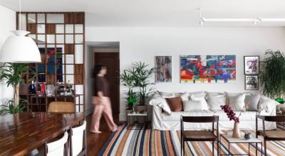 Apartamento tem painel vazado em pau-ferro e cozinha com copa e banco-baú