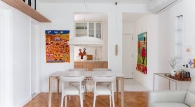 Apê 60 m² tem piso em taco de peroba na sala e pastilhas preta e brancas na cozinha