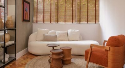 Apê colorido de 89 m² tem piso de taco, porta camarão em L e quarto multiuso