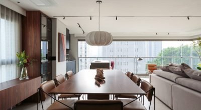 Apê combina pau ferro e MDF ebanizado sem pesar no visual