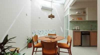 Apê de 100 m² no coração de Pinheiros tem mini quintal interno coberto com vidro