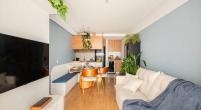 Apê de 70 m² traz soluções de marcenaria e otimização para uma família de cinco